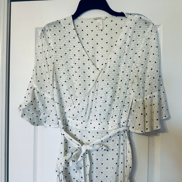 H&M CONSCIOUS RUFFLED FLOWYPOLKA DOT White size 8 - Picture 2 of 8